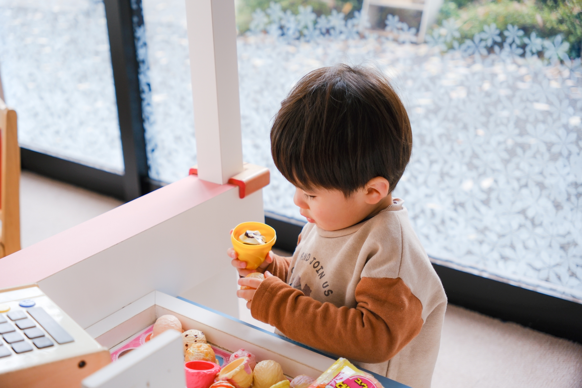 幼い子どもが遊ぶ姿