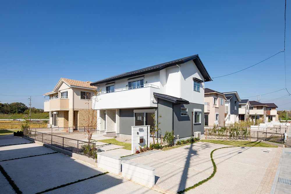 柔らかい⽇の光をまとう、広々敷地の家