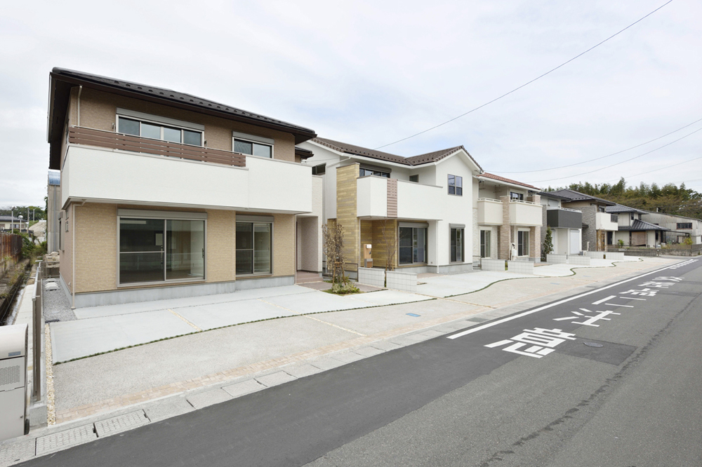 南向きに間⼝の広い、明るい住宅