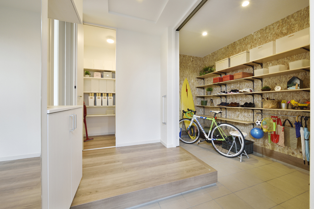 使い⽅が拡がる、開放的な空間が魅⼒の⽞関収納