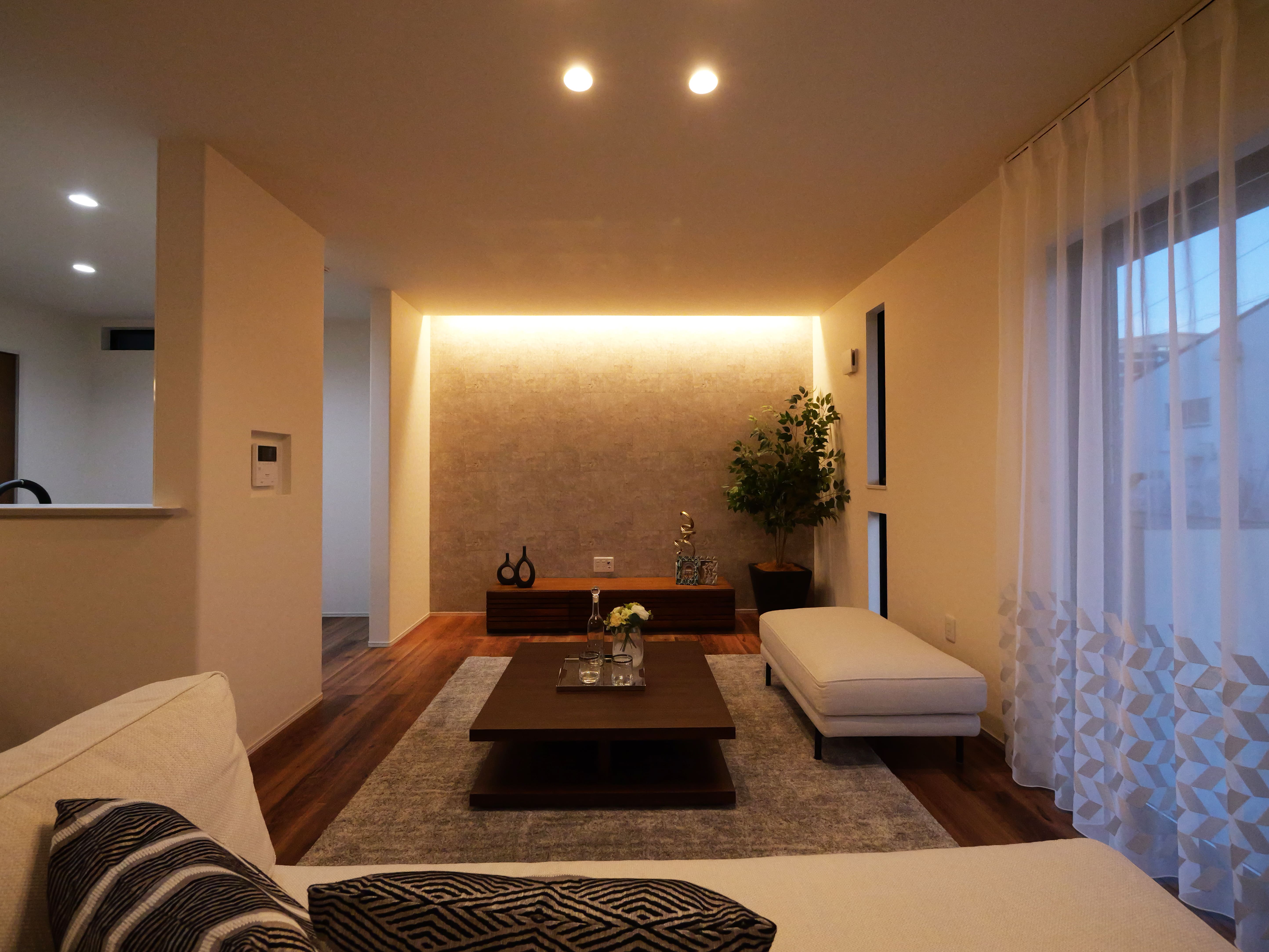 ～アーバンスタイル～ラグジュアリーな間接照明のリビング