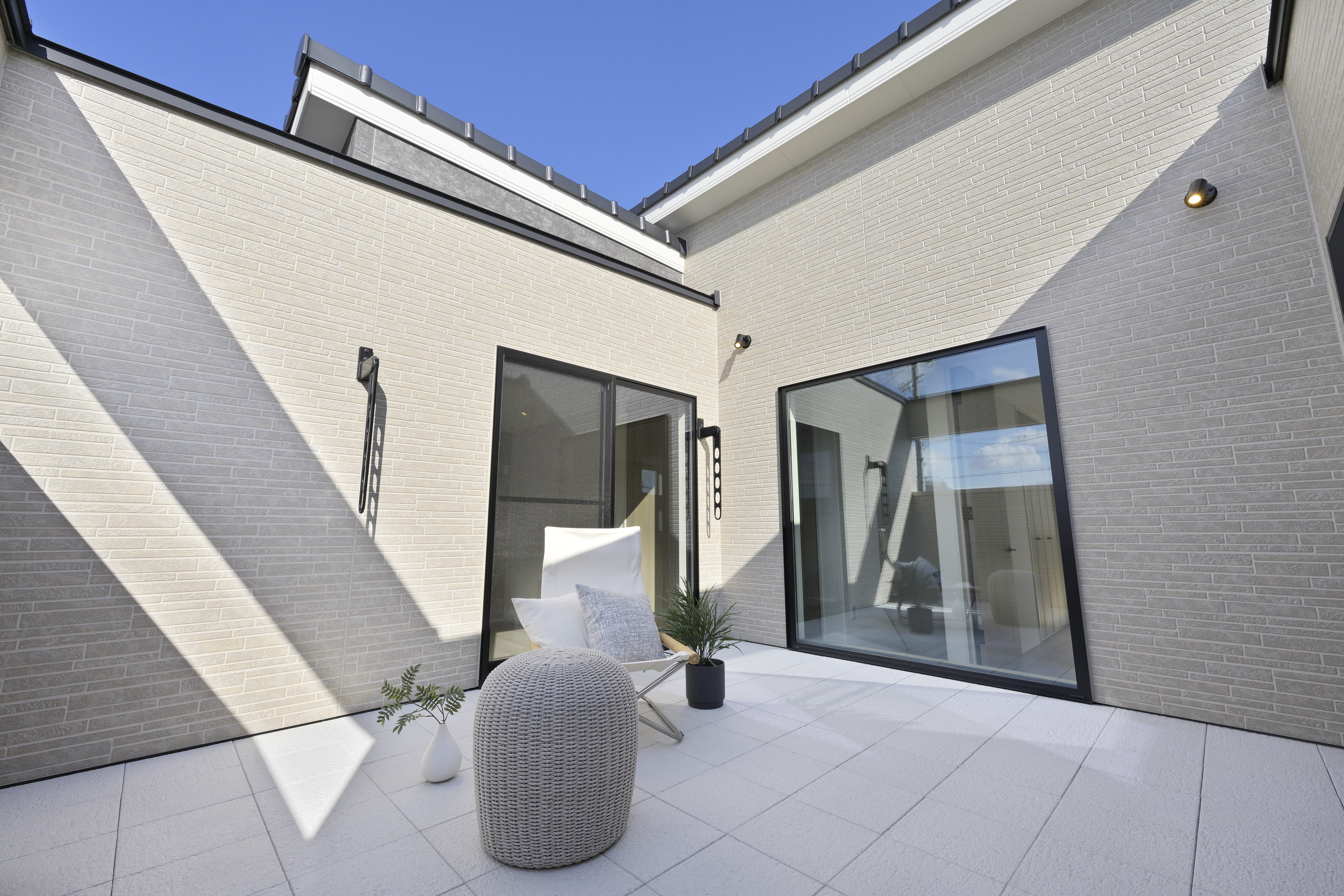 広々としたテラスとルーフバルコニーのある家