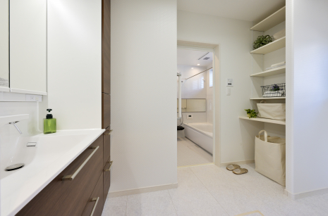 C棟洗面室　スペースを有効活用した収納豊富な空間です